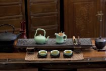 Salón de té tradicional chino con té servido - foto de stock