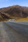 Camino que pasa por la zona salvaje en la provincia de Qinghai, China - foto de stock