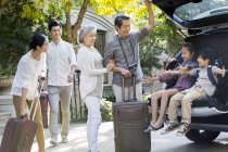 Китайський мульти покоління родини, упаковка для поїздки автомобіля — стокове фото