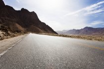 Estrada que atravessa montanhas na província do Tibete, China — Fotografia de Stock