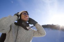Chinese mit Kopfhörern lächelt im Skigebiet — Stockfoto