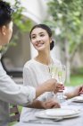Casal chinês comemorando com champanhe — Fotografia de Stock