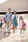 Famiglia cinese con figlia che fa shopping nei grandi magazzini — Foto stock