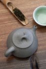 Nahaufnahme einer grauen chinesischen Teekanne auf dem Tisch — Stockfoto