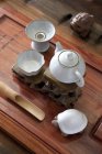 Conjunto de chá chinês clássico com decorações na mesa — Fotografia de Stock