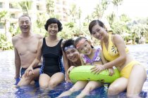 Chinesische Mehrgenerationenfamilie posiert im Schwimmbad — Stockfoto
