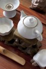 Классический китайский чайный сервиз с декорациями на столе, крупным планом — стоковое фото