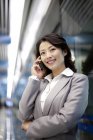Chinesische Geschäftsfrau telefoniert drinnen — Stockfoto