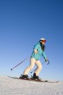 Donna cinese sciare in località invernale — Foto stock