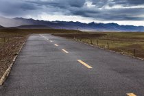 Vista panorámica de la carretera en el Tíbet, China - foto de stock