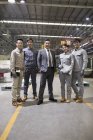 Зрілі китайський бізнесмен та інженерних команда постановки на заводі — стокове фото