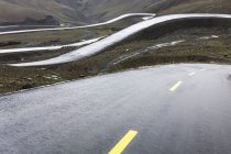 Дорога в горах с кривой шпильки в Тибете, Китай — стоковое фото