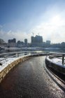 Strada innevata in parco in inverno a Pechino, Cina — Foto stock