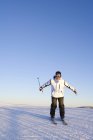Hombre chino esquiando una estación de invierno - foto de stock