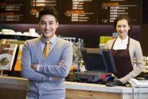 Porträt des chinesischen Coffeeshops Ladenbesitzer und Kellnerin am Tresen — Stockfoto
