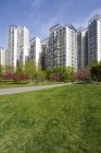 Edifici residenziali e area verde a Pechino, Cina — Foto stock