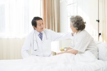 Medico cinese che parla con il paziente in ospedale — Foto stock