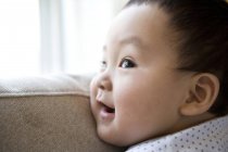 Chinesischer Junge lehnt sich auf Sofa zurück, Nahaufnahme — Stockfoto