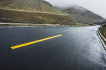 Strada in montagna con tornante in Tibet, Cina — Foto stock