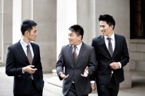 Китайський бізнесменів, ходити і говорити на вулиці — стокове фото