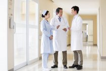 Equipe médica chinesa tendo discussão — Fotografia de Stock