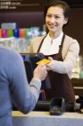Клиент оплачивает кредитной картой в кафе — стоковое фото
