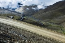 Vista panorámica de la carretera de montaña en el Tíbet, China - foto de stock