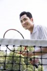 Homem chinês jogando tênis na corte — Fotografia de Stock