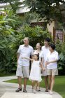 Chinesische Familie mit Mädchen steht und zeigt auf Touristenort — Stockfoto