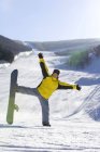 Uomo cinese in posa con snowboard — Foto stock
