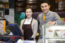 Retrato de la cafetería china y camarera en el mostrador - foto de stock
