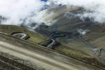 Vista panoramica della strada di montagna in Tibet, Cina — Foto stock