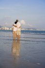 Vue arrière d'un couple de personnes âgées regardant au loin le paysage urbain — Photo de stock