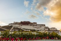 Вид на здание дворца Потала в Тибете, Китай — стоковое фото