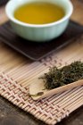 Крупный план чайных и чайных листьев — стоковое фото