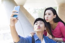 Китайская пара делает селфи со смартфоном — стоковое фото