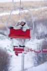Chinesisches Paar nutzt Skilift im Wintersportort — Stockfoto