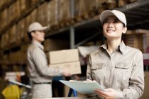 Travailleurs d'entrepôt chinois faisant l'inventaire — Photo de stock