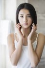 Портрет красива Китайська жінка, торкаючись обличчя — стокове фото