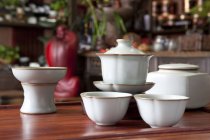 Conjunto de chá chinês clássico na mesa de madeira — Fotografia de Stock