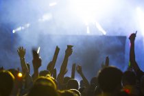 Люди с поднятыми руками веселятся на музыкальном фестивале — стоковое фото