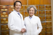 Senior doctors in traditional chinese medicine pharmacy — Stock Photo
