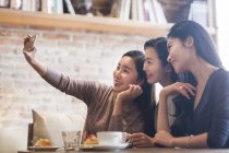 Cinese amiche prendere selfie in caffetteria — Foto stock