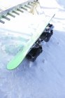 Snowboard deitado na neve, close-up — Fotografia de Stock