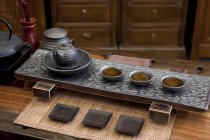 Utensilios clásicos de ceremonia de té de gongfu chino en la sala de té - foto de stock
