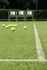 Palle da tennis sul campo pratica verde — Foto stock