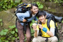 Turistas chineses estudando fóssil na floresta — Fotografia de Stock