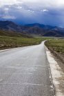 Estrada da montanha no Tibete, China — Fotografia de Stock