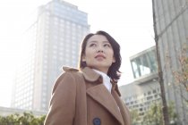 Портрет китайской женщины в центре города — стоковое фото