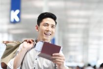 Eccitato cinese all'aeroporto con biglietto e passaporto — Foto stock